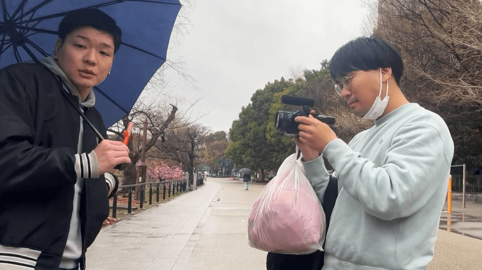 真中を心配する国岡と阪元監督