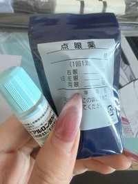 角膜が傷だらけ、たわしで擦ったレベルだと眼科医で診断された（※撮影の後、ネイルは短いデザインにチェンジしたそうです）（画像提供：りりさん）