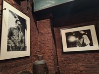 ジャズ喫茶「DUG」店内に貼られた創業者・中平穂積さん撮影の世界的ミュージシャンの写真