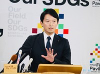 定例会見に臨む兵庫県の斎藤元彦知事＝県庁