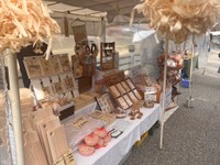 「飛騨高山　宮川朝市」のさわたく工房のブース。同工房は不定期で出店（さわたく工房提供）