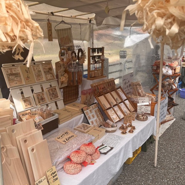 「飛騨高山　宮川朝市」のさわたく工房のブース。同工房は不定期で出店（さわたく工房提供）