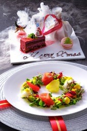 クリスマス限定の「七彩麻婆」では可愛い前菜やデザート付き