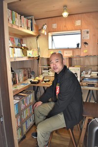 “日本一？小さい”という書店「kamebooks（カメブックス）」（千葉県市川市）の店主・吉田重治さん。