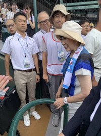 日大三のアルプススタンドに訪れた小池知事