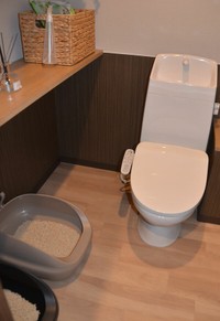 ネコ用のトイレ（左）も置けるようにスペースを広く取ったトイレ