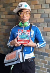 新刊の著書を手に「平成レトロ」を語る平成文化研究家の山下メロ氏＝都内