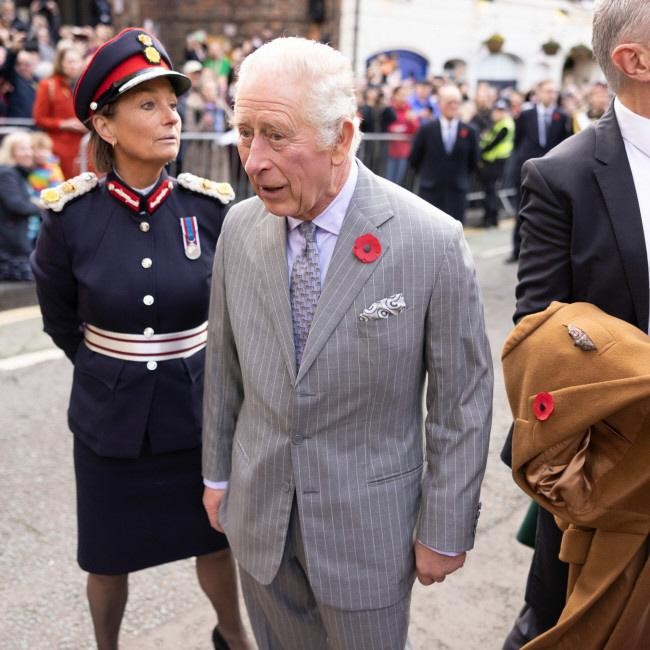 チャールズ国王 生卵を投げつけられるも平然 群衆から「恥を知れ」の声も 環境保護団体の活動家を逮捕｜よろず〜ニュース