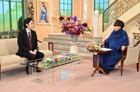 「徹子の部屋」に出演する市川染五郎（左）と司会の黒柳徹子＝テレビ朝日提供