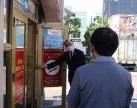 一番乗りの来場者を出迎える通天閣観光の高井隆光社長