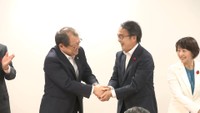 再選を決めた池田豊人氏（右）　30日午後8時すぎ