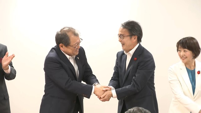 再選を決めた池田豊人氏（右）　30日午後8時すぎ