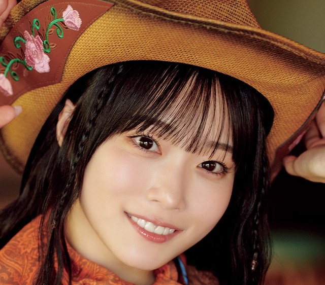 岸みゆ（撮影：鈴木ゴータ　ヘアメイク：海瀬志津奈（ＪＵＬＬＹ）　スタイリング：沼田美咲（ミタケイショウ））