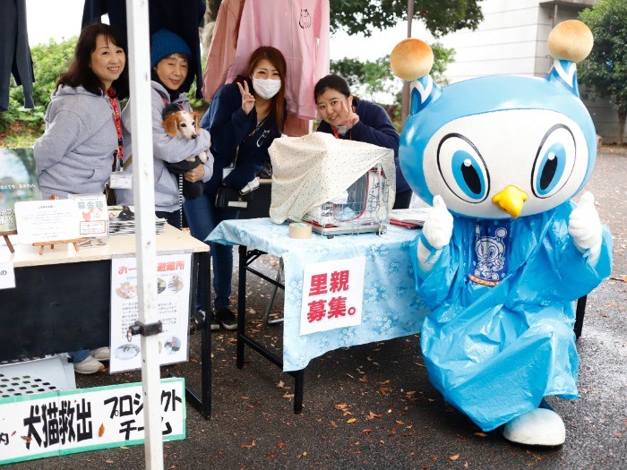 横浜ＦＣホームスタジアムで開かれた譲渡会のブース（シロップ提供）