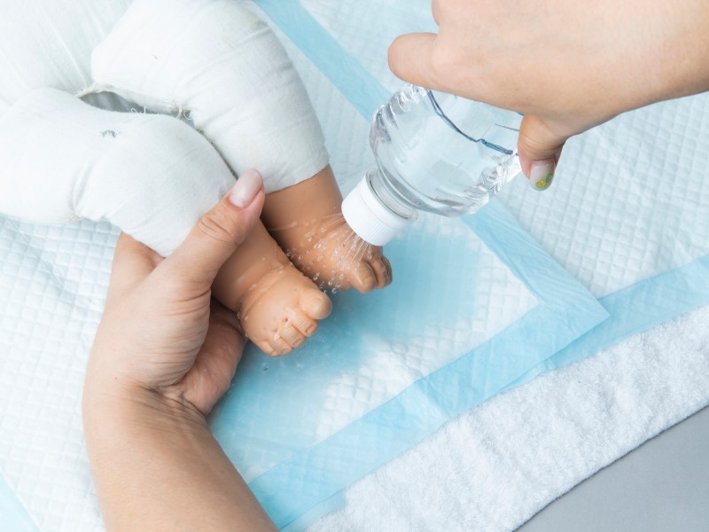 ペットボトルのふたに錐などで穴を開ければシャワーになる。バスタオルとペットシーツを組み合わせれば赤ちゃんと同じくペットも清潔さを保てる。ペットシーツは断水時に人のトイレにも役立つ（扶桑社提供）