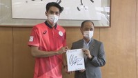 安部孝駿選手が岡山市役所を訪問