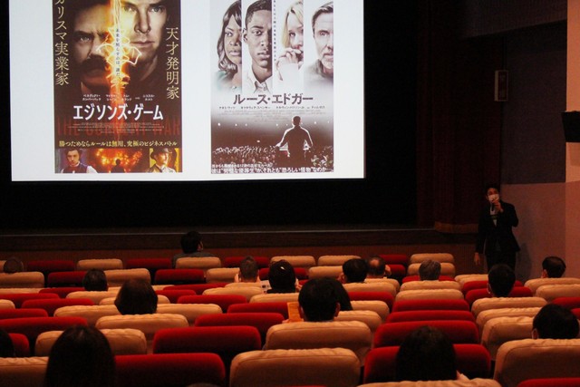 上映前に見どころや次回作を自らPRする小山岳志さん＝神戸市兵庫区新開地1