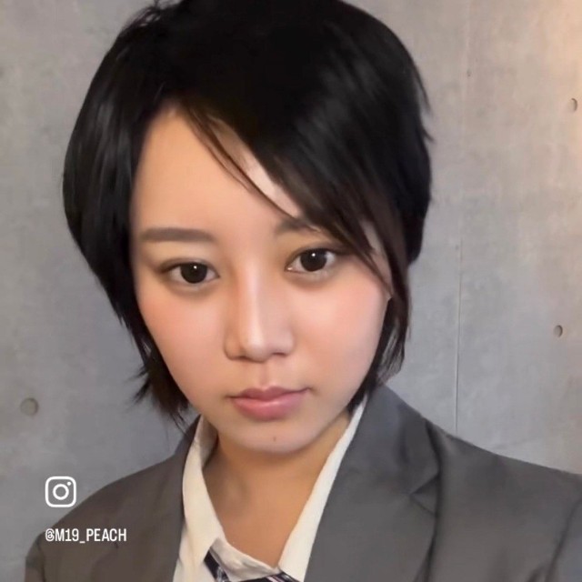 自分でウィッグをカットし、上から地毛をかぶせて再現した前髪／清川真歩さん（@m19_peach）提供