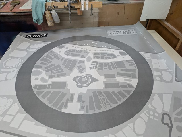 土台のシートにもこだわりが。何度も色の調整をし、ねじと統一感のあるものに。