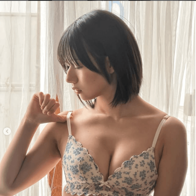 「FLASH」（26年4月28日発売号）に登場した髙峰じゅりのオフショット　本人のインスタグラム（@takamine_juri）より