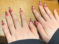 十字架やキティちゃんが印象的なネイルでした。