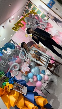 昨年のM-1グランプリでブレイクを果たした「バッテリィズ」のエースさんと、寺家さん。