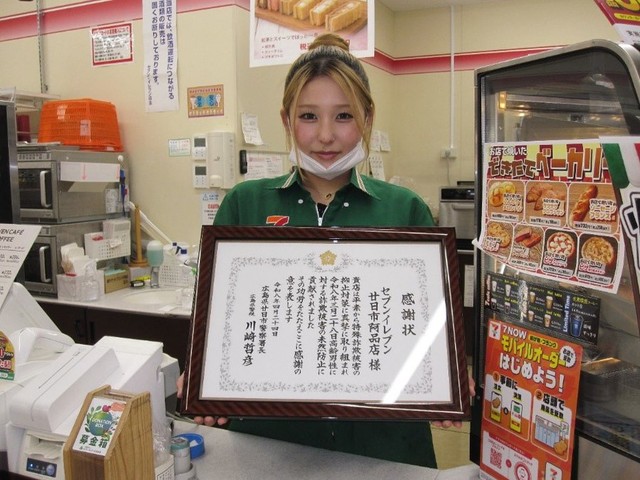 【セブンイレブン廿日市阿品店が特殊詐欺被害を防止】／広島県警察公式X（@HP_maplekun）より