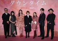 Netflix「ダウンタイム」のイベントに登場した（左から）渡部篤郎、永作博美、仲里依紗、松岡茉優、田中みな実、間宮祥太朗、Yuki Saito監督=2026年9月撮影