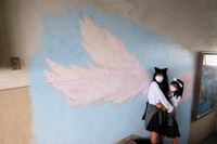 階段に描かれた翼の絵