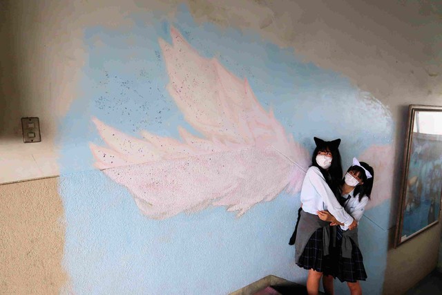 階段に描かれた翼の絵