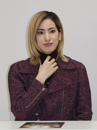 舞台への思いを語る柚香光