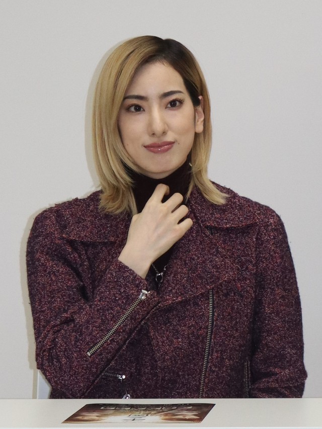 舞台への思いを語る柚香光