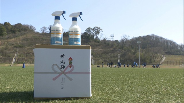 〈新型コロナ〉「スポーツで元気に」企業がJ3カマタマーレ讃岐に除菌消臭液を贈呈　香川