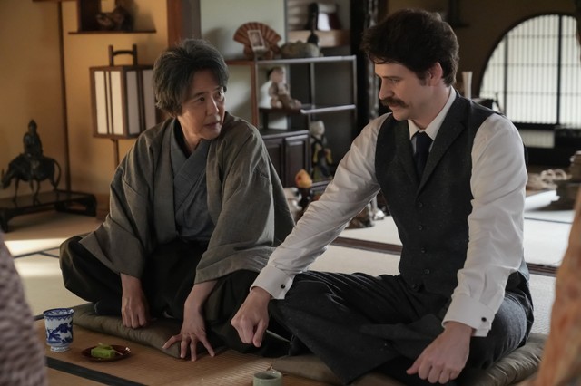 義父・司之介役の岡部たかしと。撮影現場では笑いが絶えないという　(C)NHK