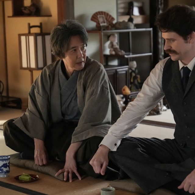 義父・司之介役の岡部たかしと。撮影現場では笑いが絶えないという　(C)NHK