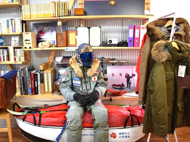 店内に鎮座する、荻田さんの「分身」。この装備で南極を冒険した。　