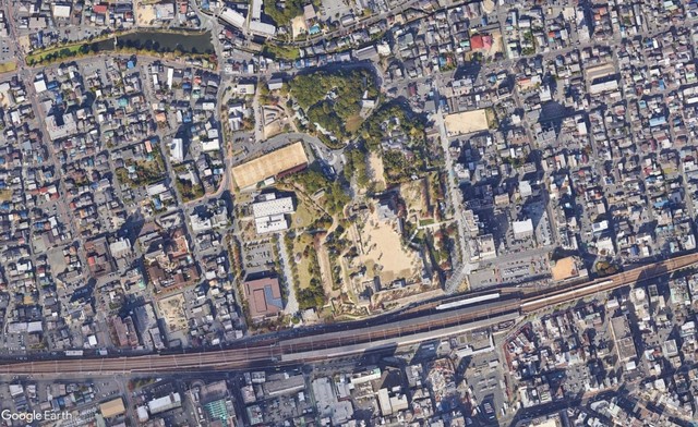 敷地の中に鉄道を通した結果このような形に　（C）Google