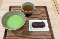「赤福餅（2個）と抹茶」（800円）。先ほどの正解は右側でした！