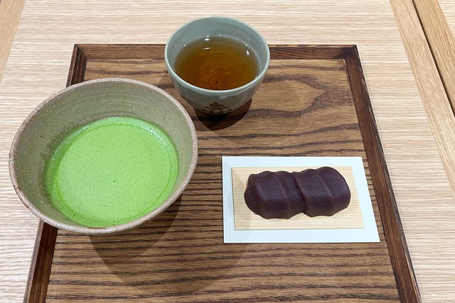 「赤福餅（2個）と抹茶」（800円）。先ほどの正解は右側でした！