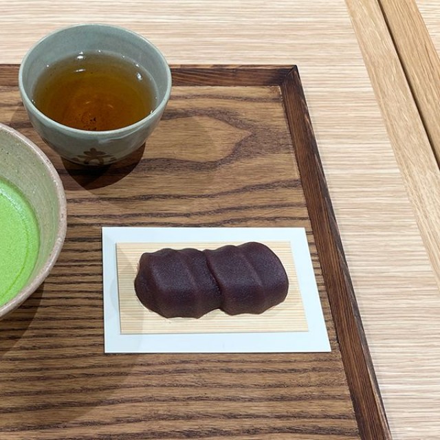 「赤福餅（2個）と抹茶」（800円）。先ほどの正解は右側でした！