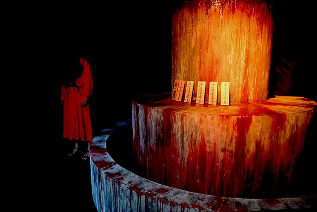 赤い女伝説で有名な「あの広場」で…お化け屋敷『大阪都市伝説　赤い女』