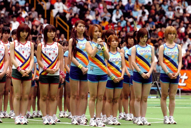 中澤裕子（中央）らハロプロメンバー