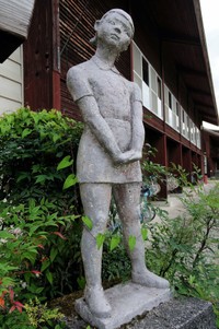 美山小の校門脇に立つ像「強く正しく」