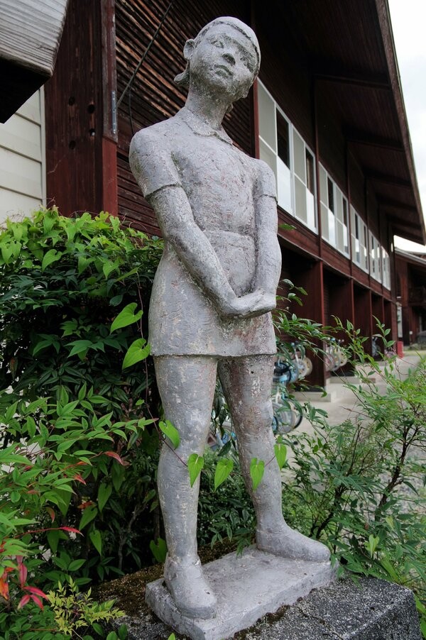 美山小の校門脇に立つ像「強く正しく」