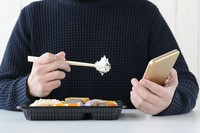 「暇だし…」一人だとつい見てしまうスマホ…どんな対策が？（takasu/stock.adobe.com）