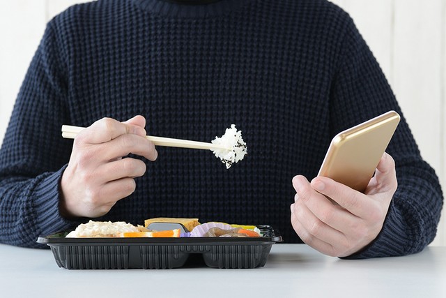 「暇だし…」一人だとつい見てしまうスマホ…どんな対策が？（takasu/stock.adobe.com）