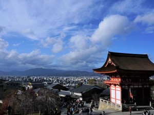 休講で思いがけず舞い込んだ休日。カバンをひっつかんで、教室を出た