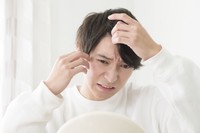 髪の生え際が後退してきた際の対処法は？　※画像はイメージです（oka/stock.adobe.com）