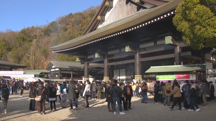 最上稲荷　初詣客でにぎわう　岡山