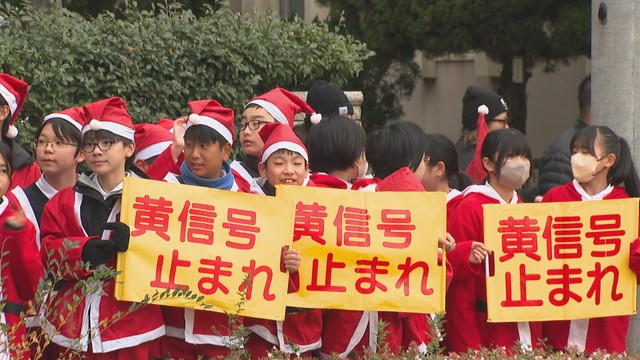 小学生らがサンタ姿で交通安全呼び掛け「黄信号はしっかり止まって」　高松市